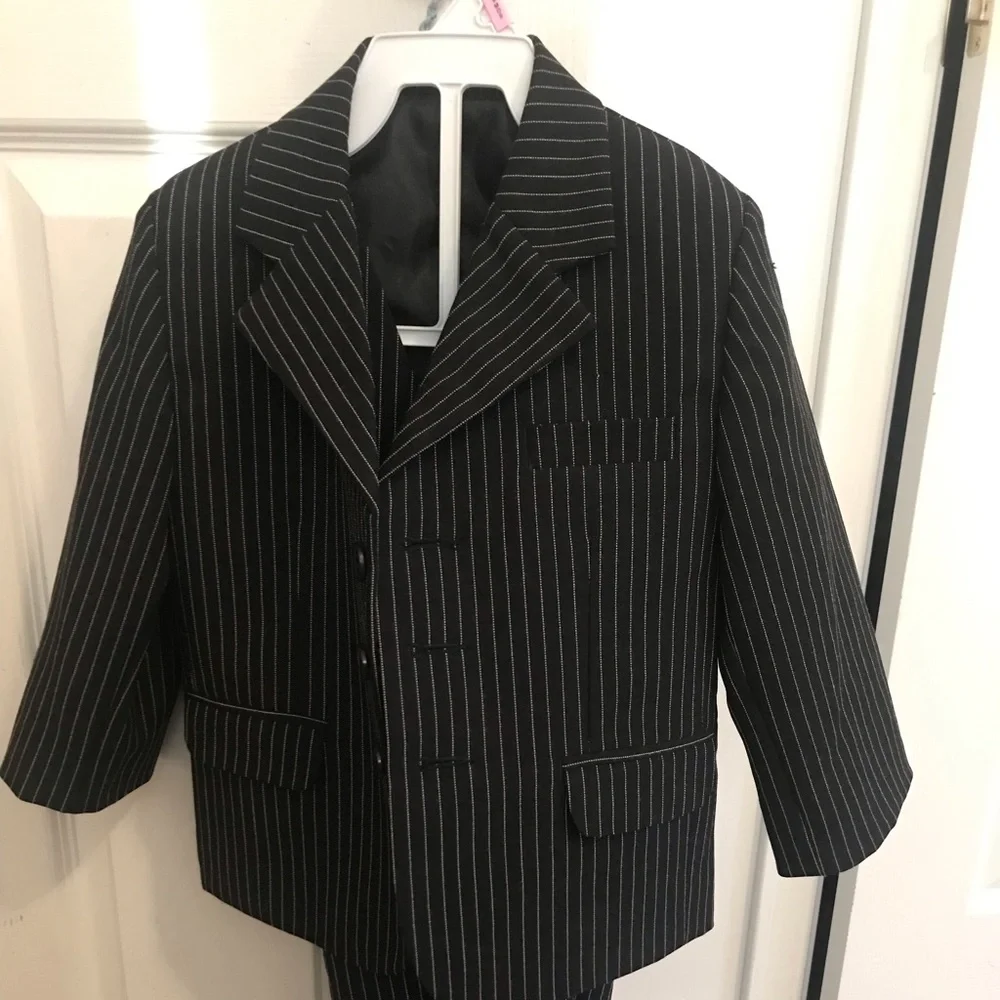 Boys 2T 3pc pin stripped suit